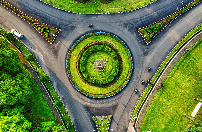 Проезд перекрестков с круговым движением в 2026 году: актуальные правила и типичные ошибки