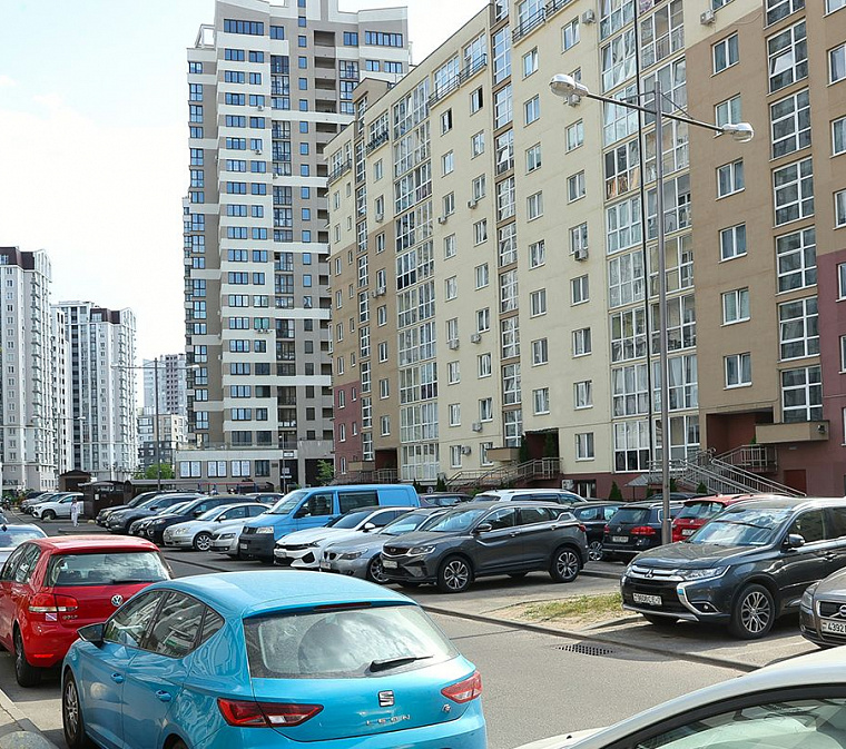 Парковка во дворе многоквартирного дома: где можно ставить машину и за что оштрафуют в 2026 году  